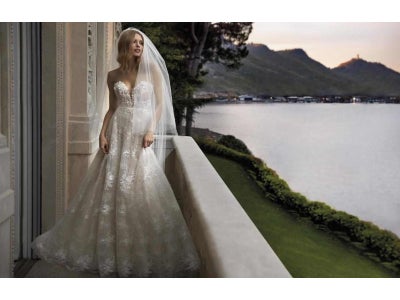 Novia el dia de su boda con vestido elegante