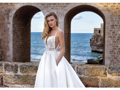 Une jolie mariée maquillée d'un smoky eye clair et discret, associé à un rouge à lèvres nude et à un fond de teint léger