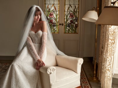 Mujer  luciendo un vestido de novia