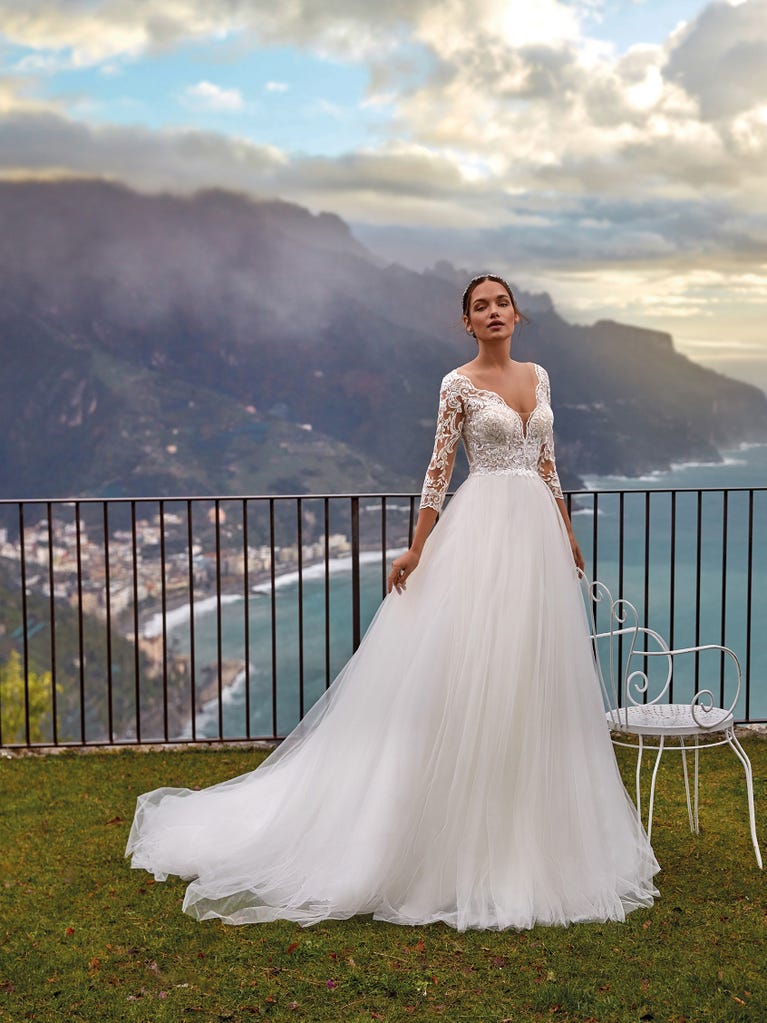 Tulle wedding dress with sleeveless bodice and sweetheart neckline. The embroidered lace creates a fabulous 3D effect, and the removable sleeves will look perfect during the ceremony.