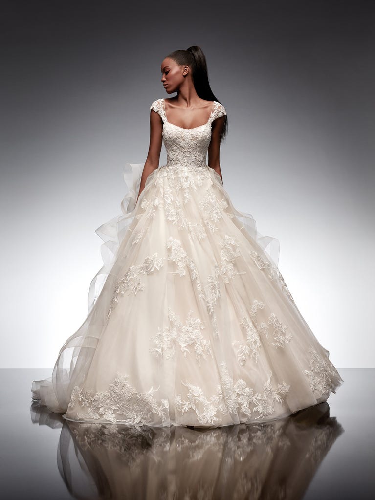 Tulle wedding dress with sleeveless bodice and sweetheart neckline. The embroidered lace creates a fabulous 3D effect, and the removable sleeves will look perfect during the ceremony.