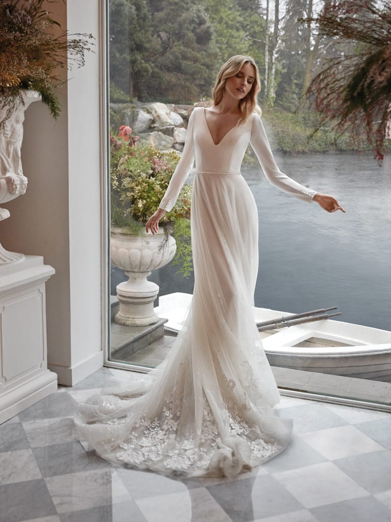Charming mermaid dress in tulle and chantilly lace. The soft, tulle voile sleeves float like wings!