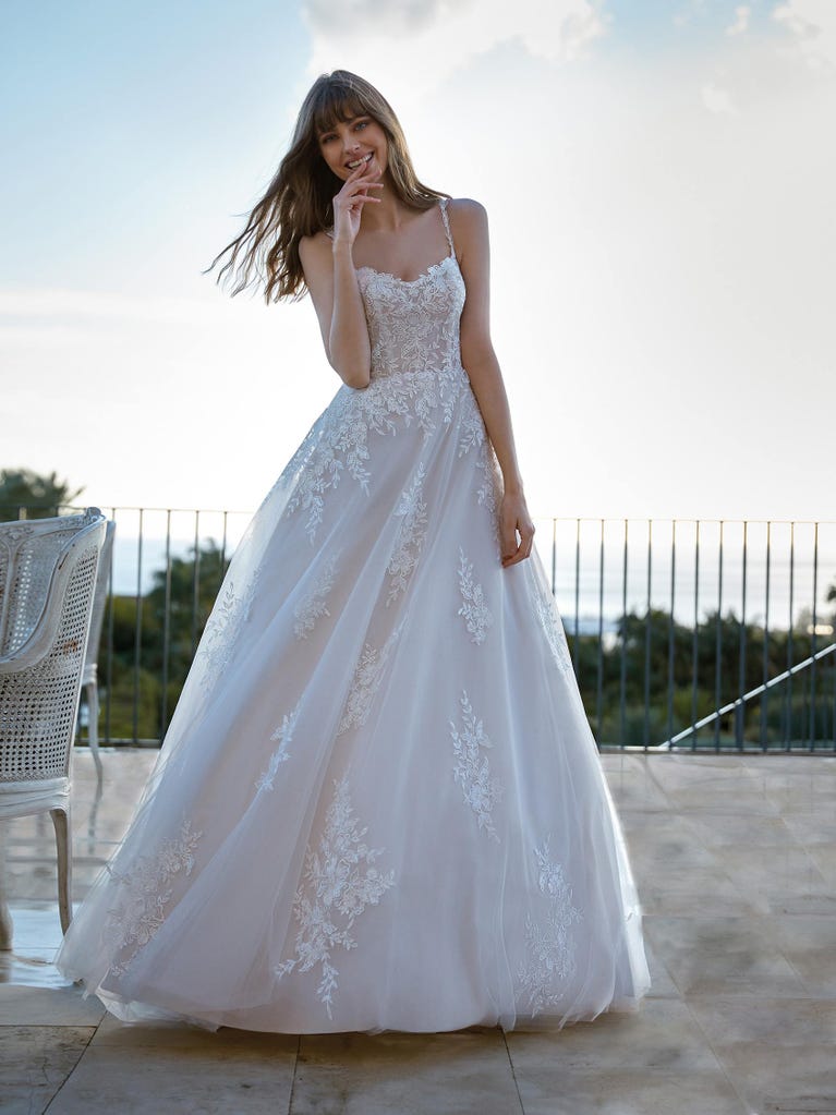 Tulle wedding dress with sleeveless bodice and sweetheart neckline. The embroidered lace creates a fabulous 3D effect, and the removable sleeves will look perfect during the ceremony.
