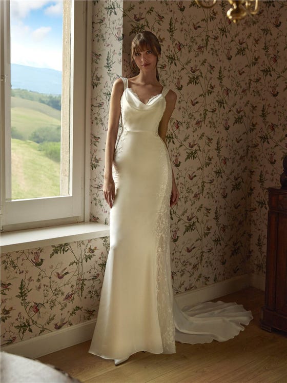 Partie avant robe coupe sirène avec décolleté bustier et dos ouvert en satin AGAPIO.