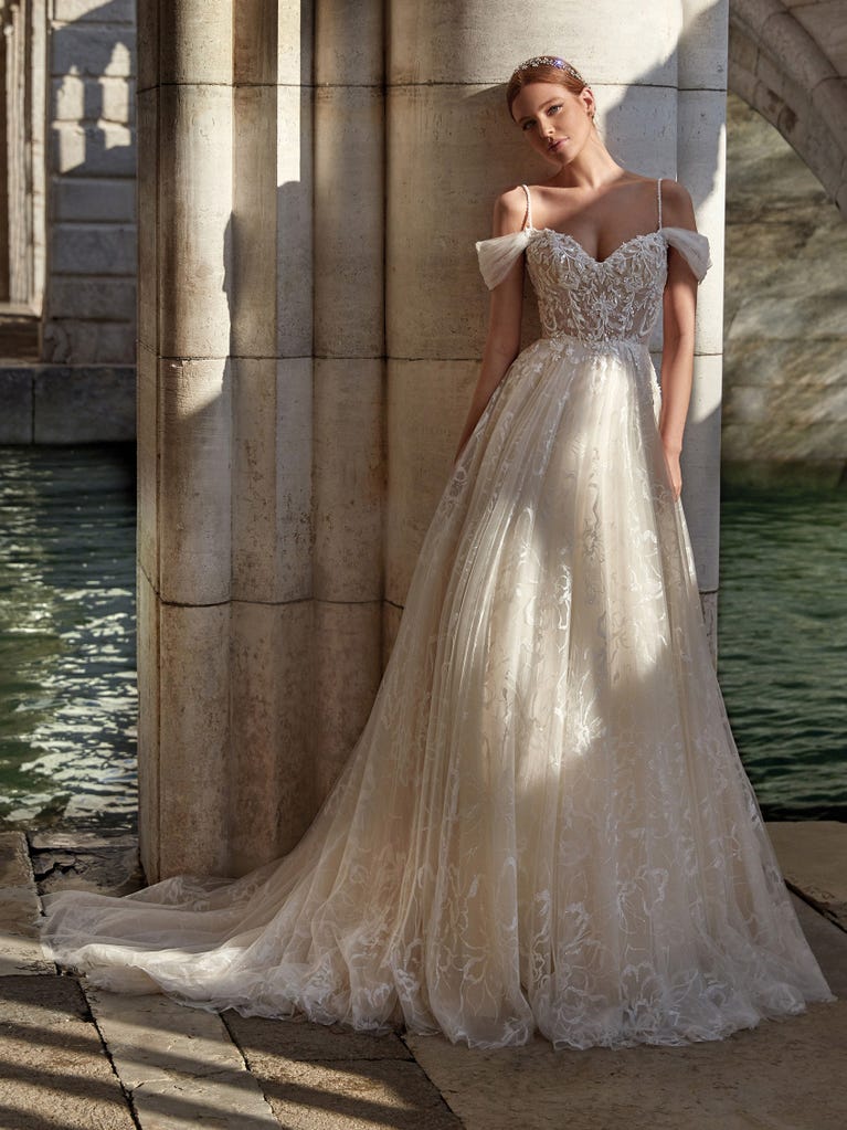 Tulle wedding dress with sleeveless bodice and sweetheart neckline. The embroidered lace creates a fabulous 3D effect, and the removable sleeves will look perfect during the ceremony.