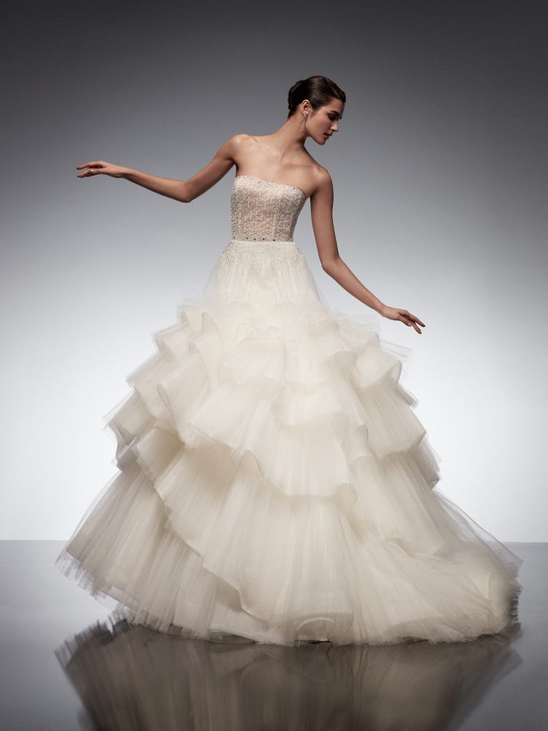 Sofisticado vestido en mikado con la sobrefalda más fabulosa en voile de tul y encaje macro. ¡La magia de la elegancia!