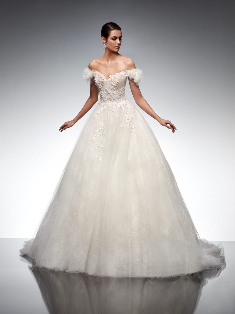 Tulle wedding dress with sleeveless bodice and sweetheart neckline. The embroidered lace creates a fabulous 3D effect, and the removable sleeves will look perfect during the ceremony.