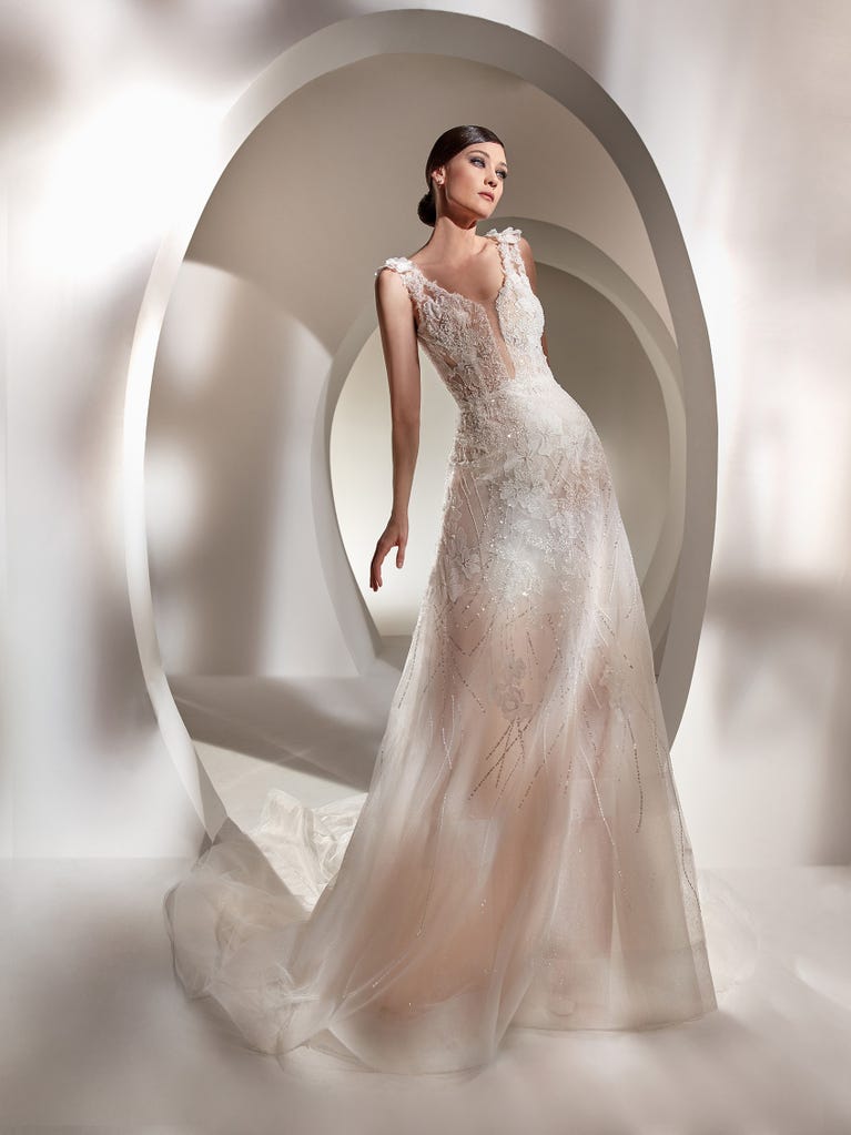 Flared wedding dress with voluminous yet lightweight tulle skirt with lace embroidered with floral motifs. For brides who dream of a romantic, feminine dress to say “I do.”