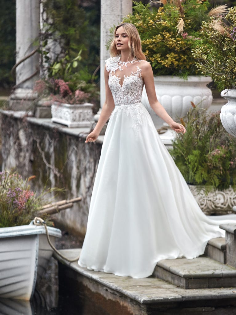 Sofisticado vestido en mikado con la sobrefalda más fabulosa en voile de tul y encaje macro. ¡La magia de la elegancia!