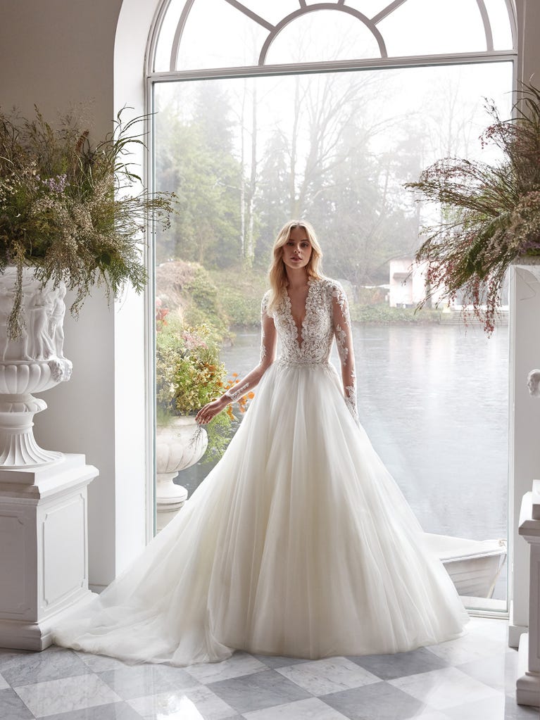 Tulle wedding dress with sleeveless bodice and sweetheart neckline. The embroidered lace creates a fabulous 3D effect, and the removable sleeves will look perfect during the ceremony.