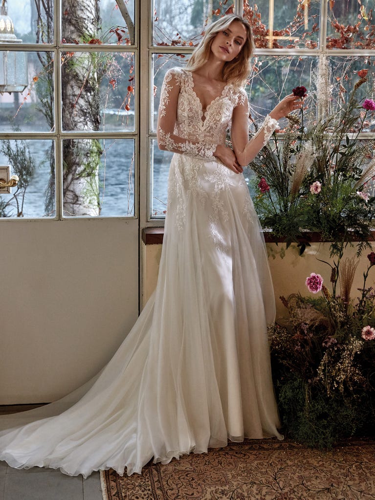 Sofisticado vestido en mikado con la sobrefalda más fabulosa en voile de tul y encaje macro. ¡La magia de la elegancia!