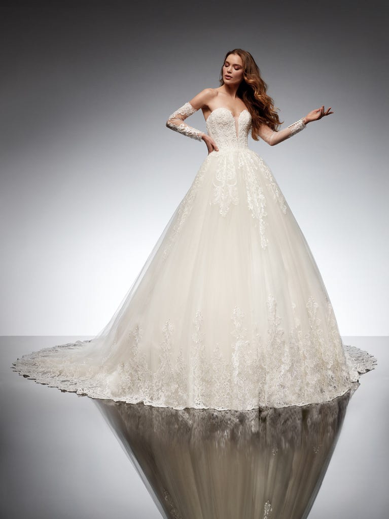 Tulle wedding dress with sleeveless bodice and sweetheart neckline. The embroidered lace creates a fabulous 3D effect, and the removable sleeves will look perfect during the ceremony.