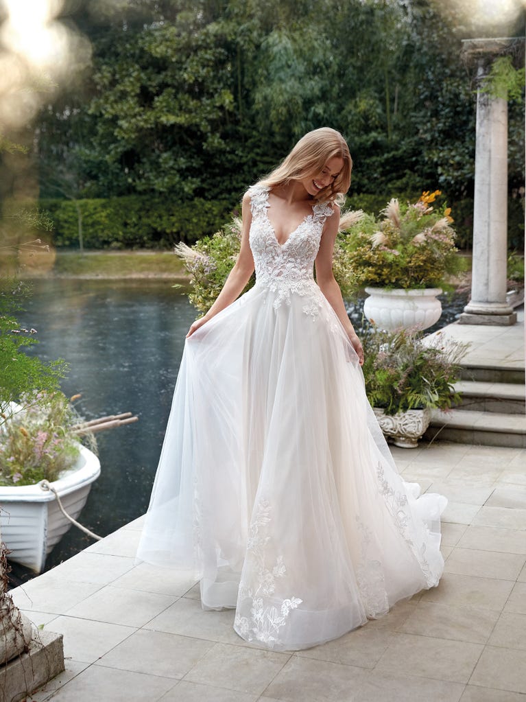Tulle wedding dress with sleeveless bodice and sweetheart neckline. The embroidered lace creates a fabulous 3D effect, and the removable sleeves will look perfect during the ceremony.