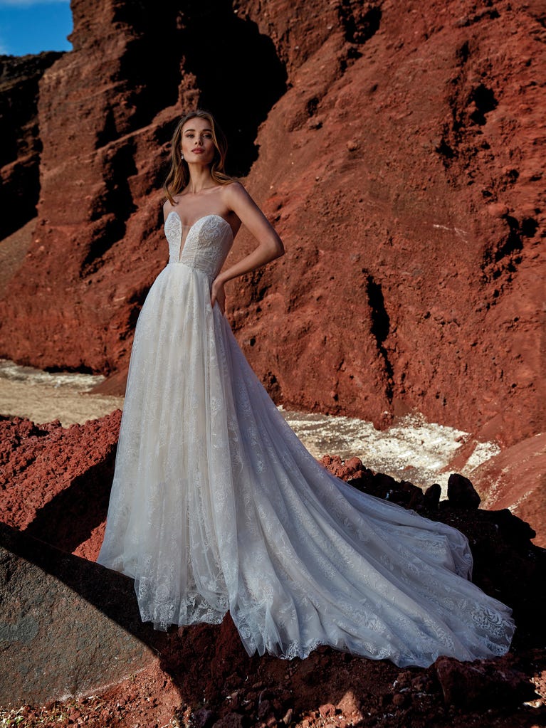 Sofisticado vestido en mikado con la sobrefalda más fabulosa en voile de tul y encaje macro. ¡La magia de la elegancia!