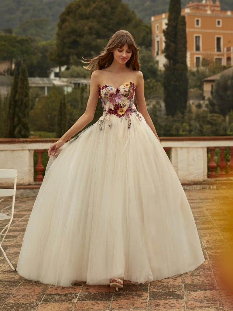 Tulle wedding dress with sleeveless bodice and sweetheart neckline. The embroidered lace creates a fabulous 3D effect, and the removable sleeves will look perfect during the ceremony.