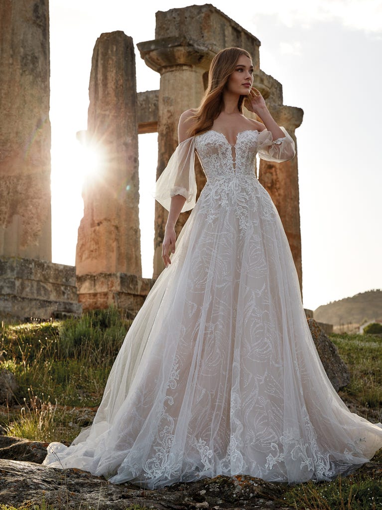 Charming mermaid dress in tulle and chantilly lace. The soft, tulle voile sleeves float like wings!