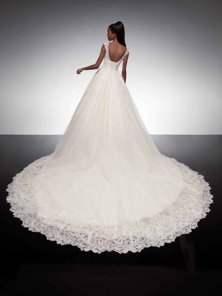 Tulle wedding dress with sleeveless bodice and sweetheart neckline. The embroidered lace creates a fabulous 3D effect, and the removable sleeves will look perfect during the ceremony.