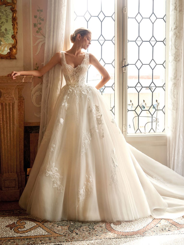 Tulle wedding dress with sleeveless bodice and sweetheart neckline. The embroidered lace creates a fabulous 3D effect, and the removable sleeves will look perfect during the ceremony.