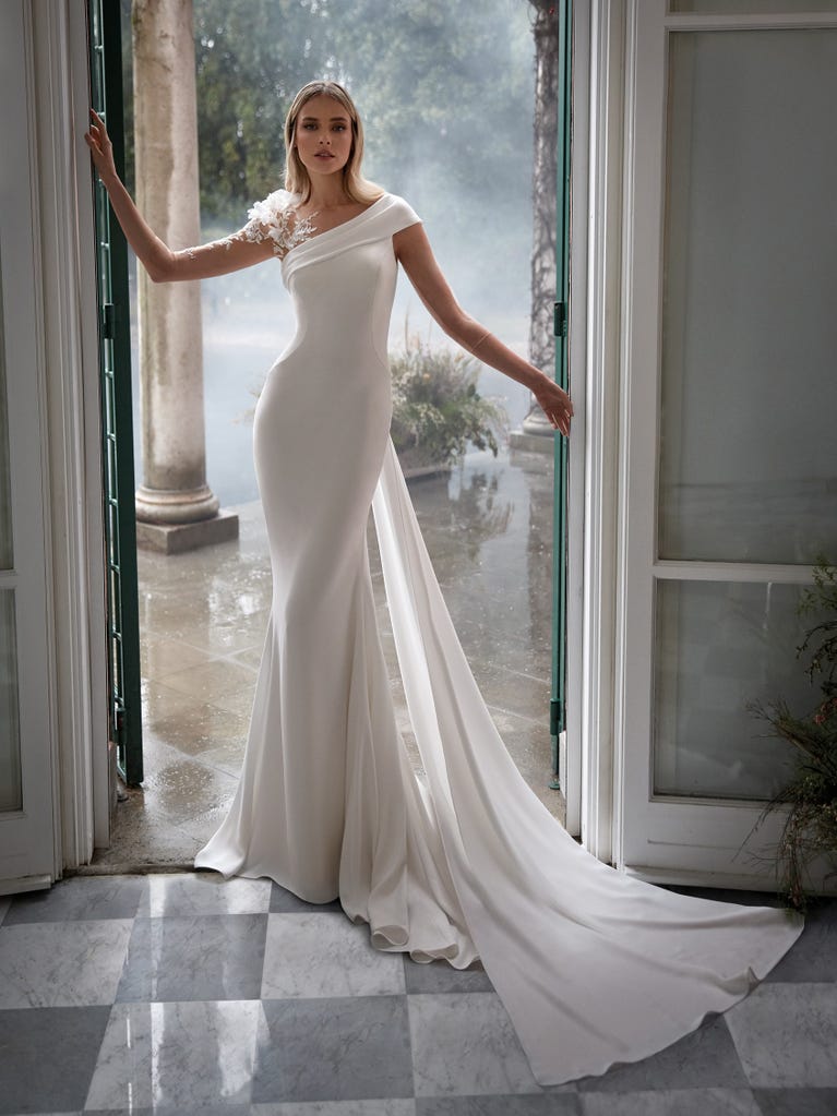 Charming mermaid dress in tulle and chantilly lace. The soft, tulle voile sleeves float like wings!