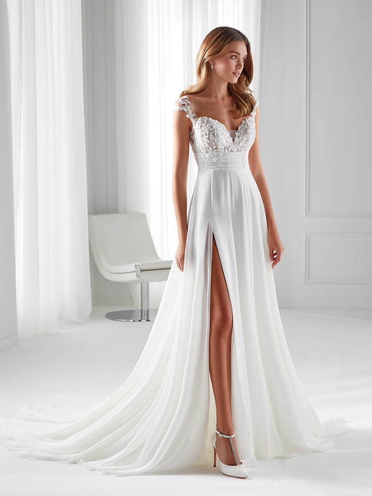 Sofisticado vestido en mikado con la sobrefalda más fabulosa en voile de tul y encaje macro. ¡La magia de la elegancia!