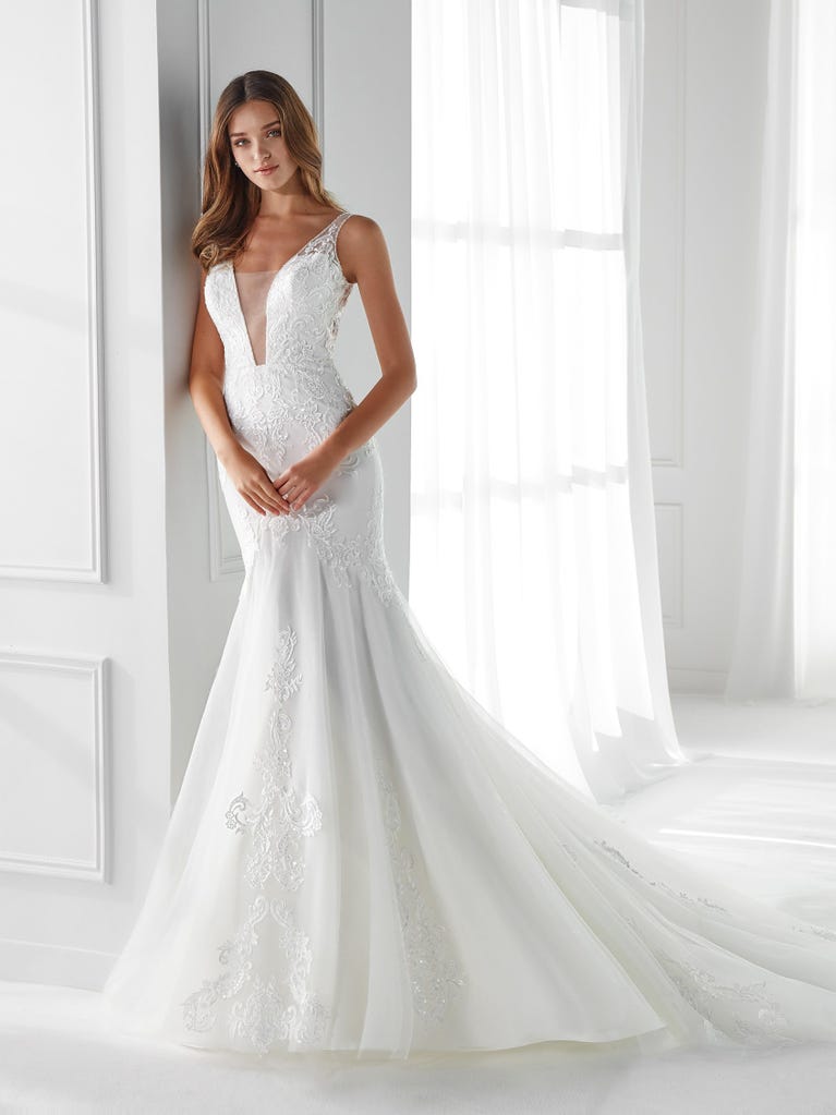Fit & flare champagne tulle wedding dress with off-white guipure lace floral designs. The rounded neckline with tattoo-effect lace is highlighted with a refined, romantic 3D flower on the shoulder.