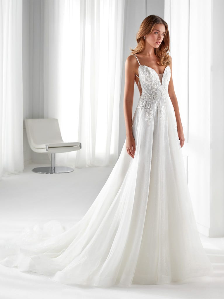 Sofisticado vestido en mikado con la sobrefalda más fabulosa en voile de tul y encaje macro. ¡La magia de la elegancia!