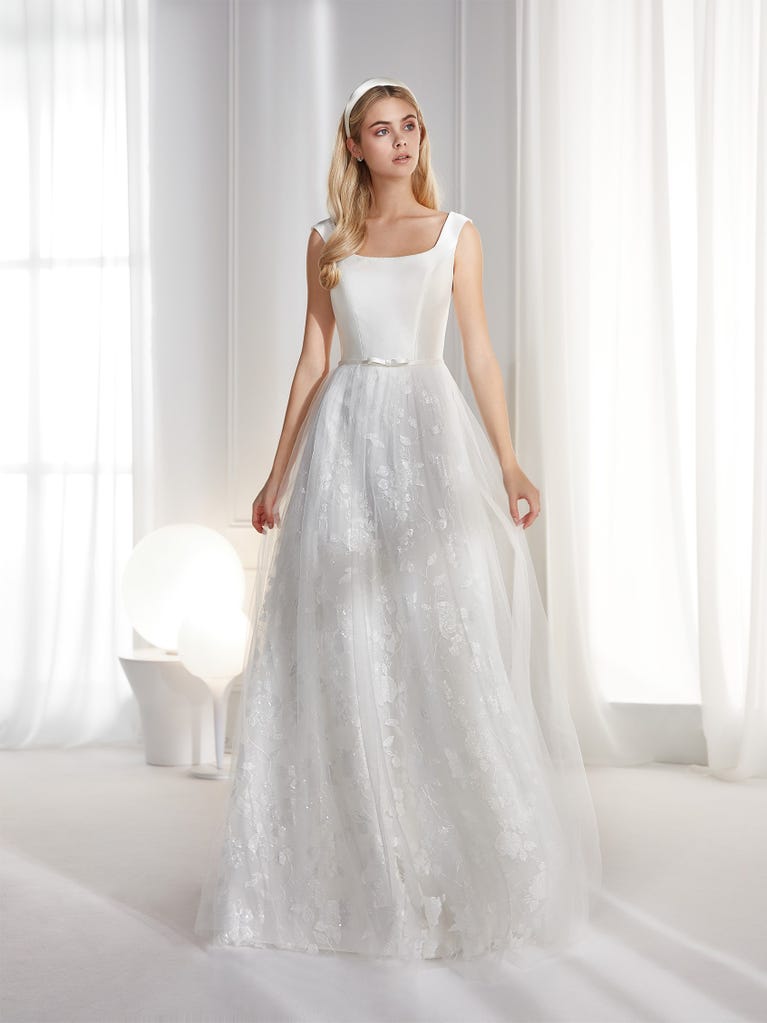 Sofisticado vestido en mikado con la sobrefalda más fabulosa en voile de tul y encaje macro. ¡La magia de la elegancia!