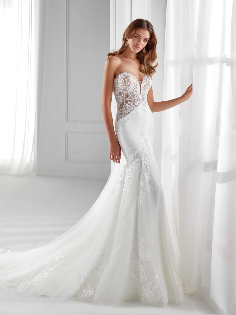 Fit & flare champagne tulle wedding dress with off-white guipure lace floral designs. The rounded neckline with tattoo-effect lace is highlighted with a refined, romantic 3D flower on the shoulder.