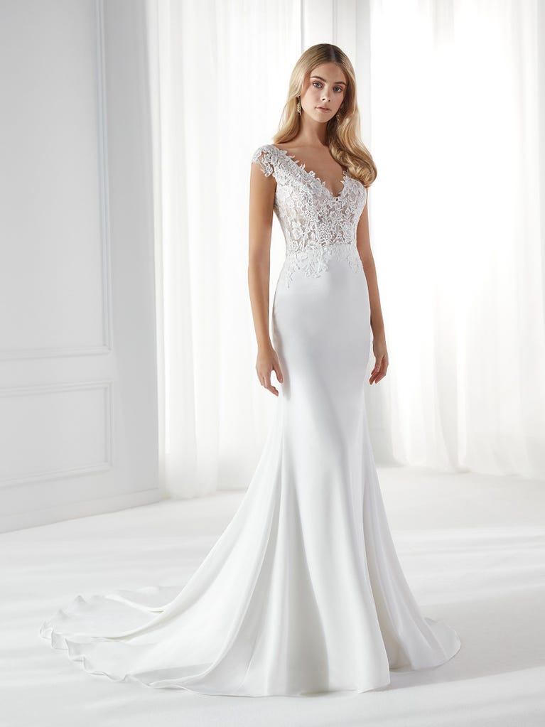 Fit & flare champagne tulle wedding dress with off-white guipure lace floral designs. The rounded neckline with tattoo-effect lace is highlighted with a refined, romantic 3D flower on the shoulder.