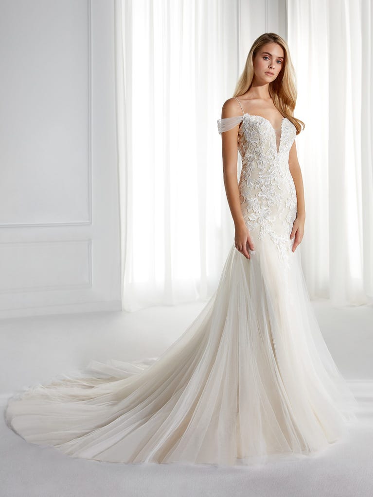 Fit & flare champagne tulle wedding dress with off-white guipure lace floral designs. The rounded neckline with tattoo-effect lace is highlighted with a refined, romantic 3D flower on the shoulder.