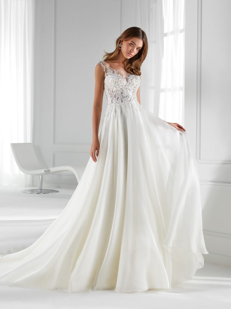Sofisticado vestido en mikado con la sobrefalda más fabulosa en voile de tul y encaje macro. ¡La magia de la elegancia!