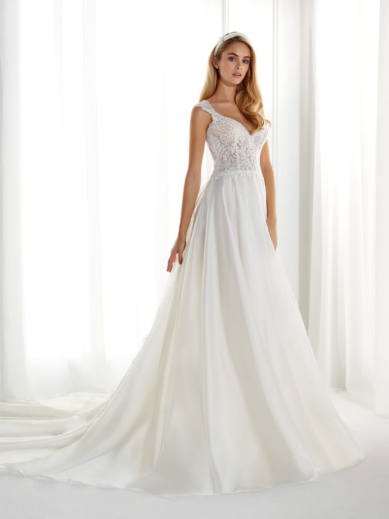 Sofisticado vestido en mikado con la sobrefalda más fabulosa en voile de tul y encaje macro. ¡La magia de la elegancia!