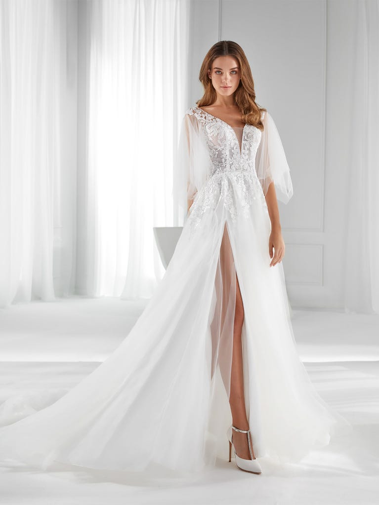 Sofisticado vestido en mikado con la sobrefalda más fabulosa en voile de tul y encaje macro. ¡La magia de la elegancia!