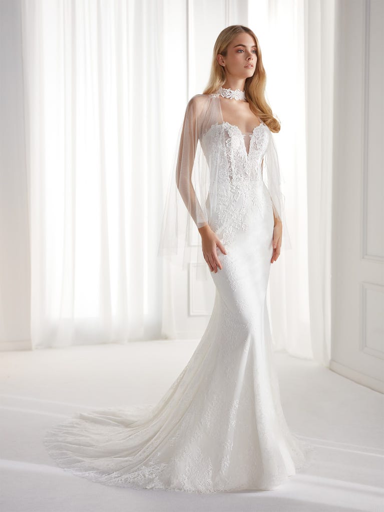 Fit & flare champagne tulle wedding dress with off-white guipure lace floral designs. The rounded neckline with tattoo-effect lace is highlighted with a refined, romantic 3D flower on the shoulder.
