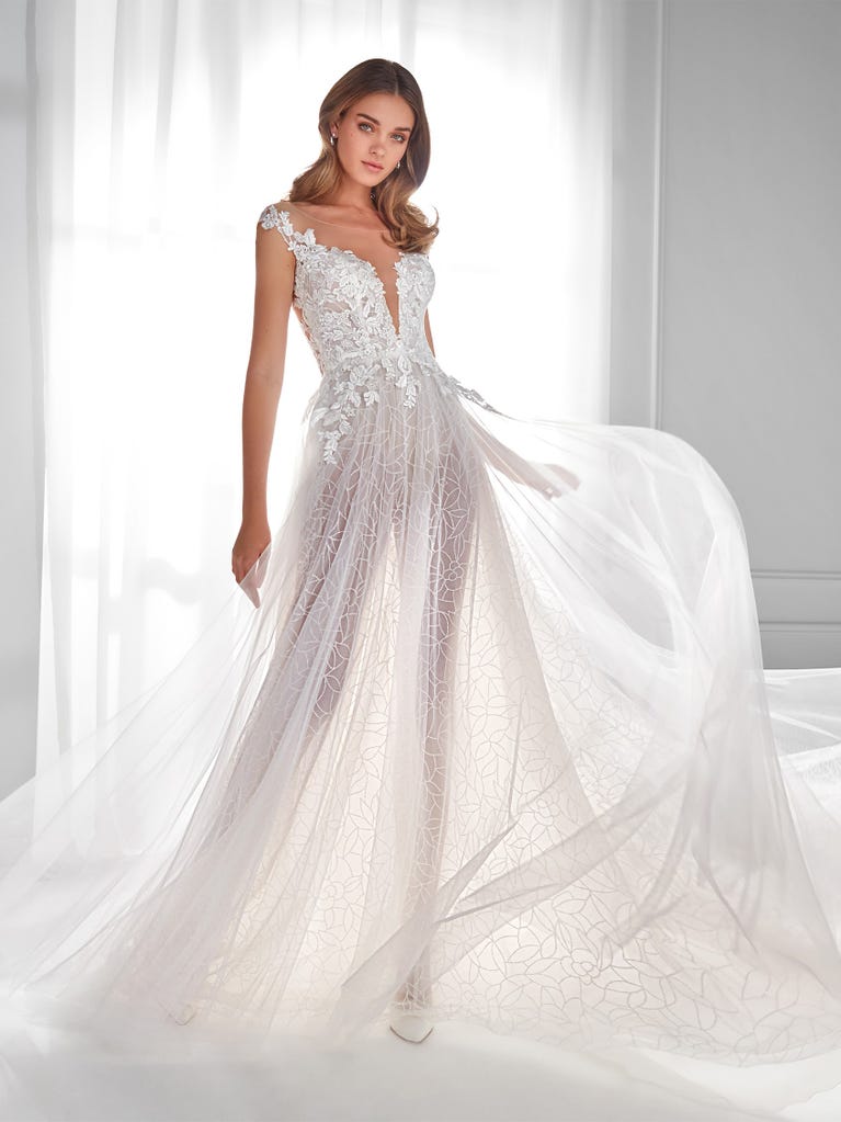 Sofisticado vestido en mikado con la sobrefalda más fabulosa en voile de tul y encaje macro. ¡La magia de la elegancia!