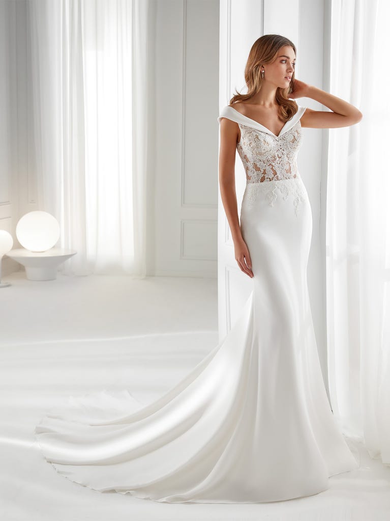 Fit & flare champagne tulle wedding dress with off-white guipure lace floral designs. The rounded neckline with tattoo-effect lace is highlighted with a refined, romantic 3D flower on the shoulder.