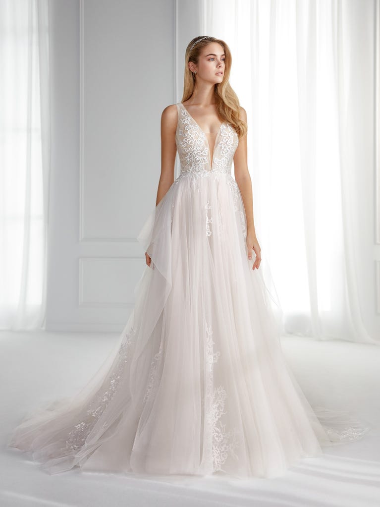Sofisticado vestido en mikado con la sobrefalda más fabulosa en voile de tul y encaje macro. ¡La magia de la elegancia!