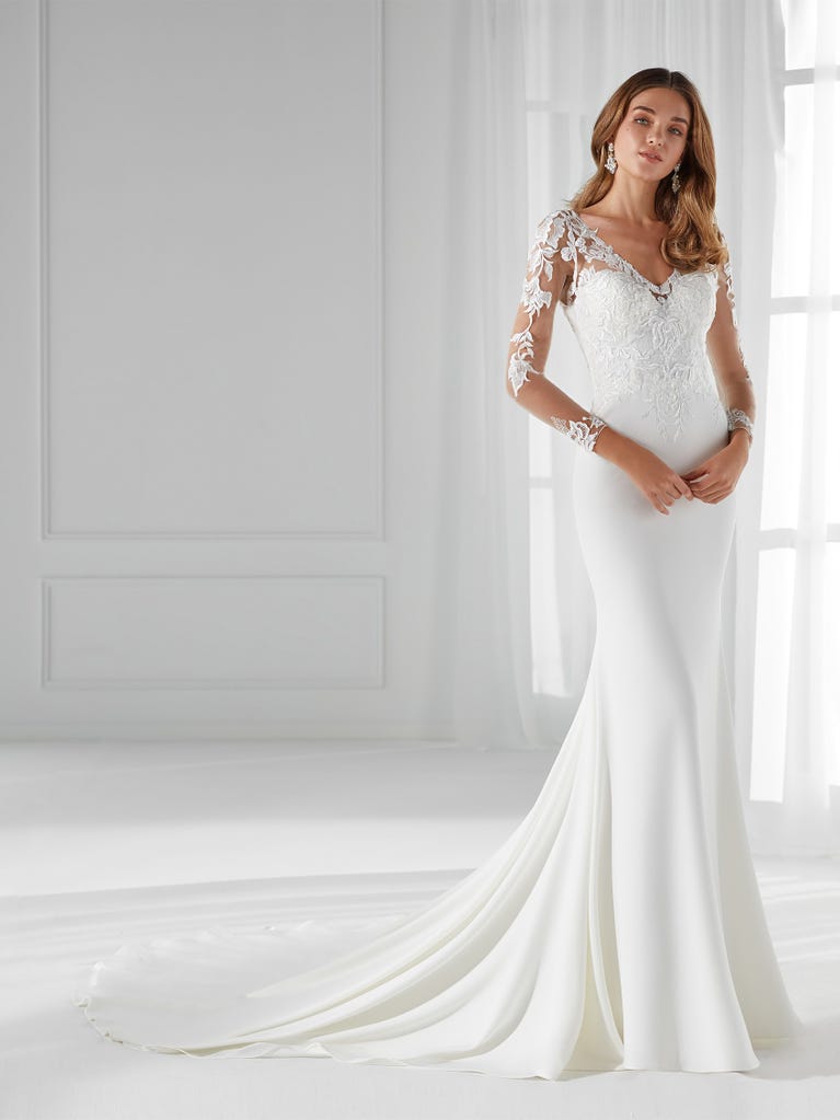 Fit & flare champagne tulle wedding dress with off-white guipure lace floral designs. The rounded neckline with tattoo-effect lace is highlighted with a refined, romantic 3D flower on the shoulder.