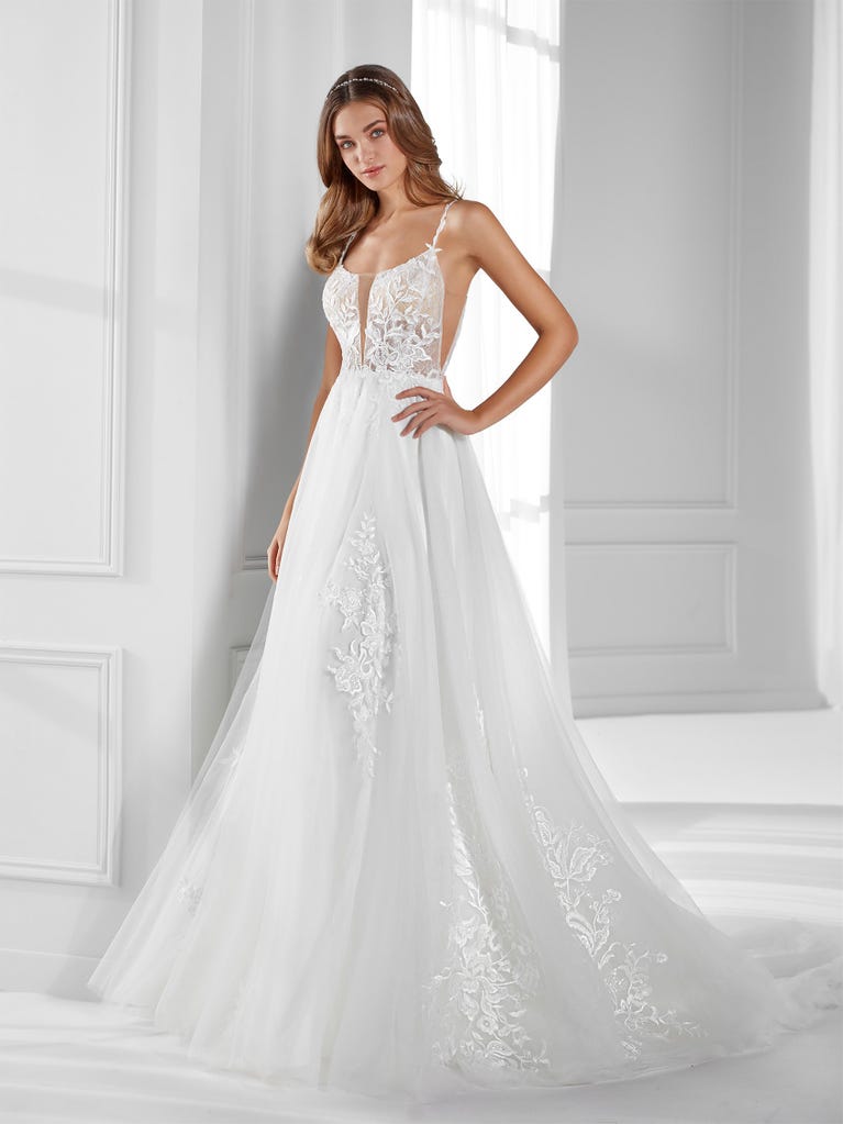 Sofisticado vestido en mikado con la sobrefalda más fabulosa en voile de tul y encaje macro. ¡La magia de la elegancia!