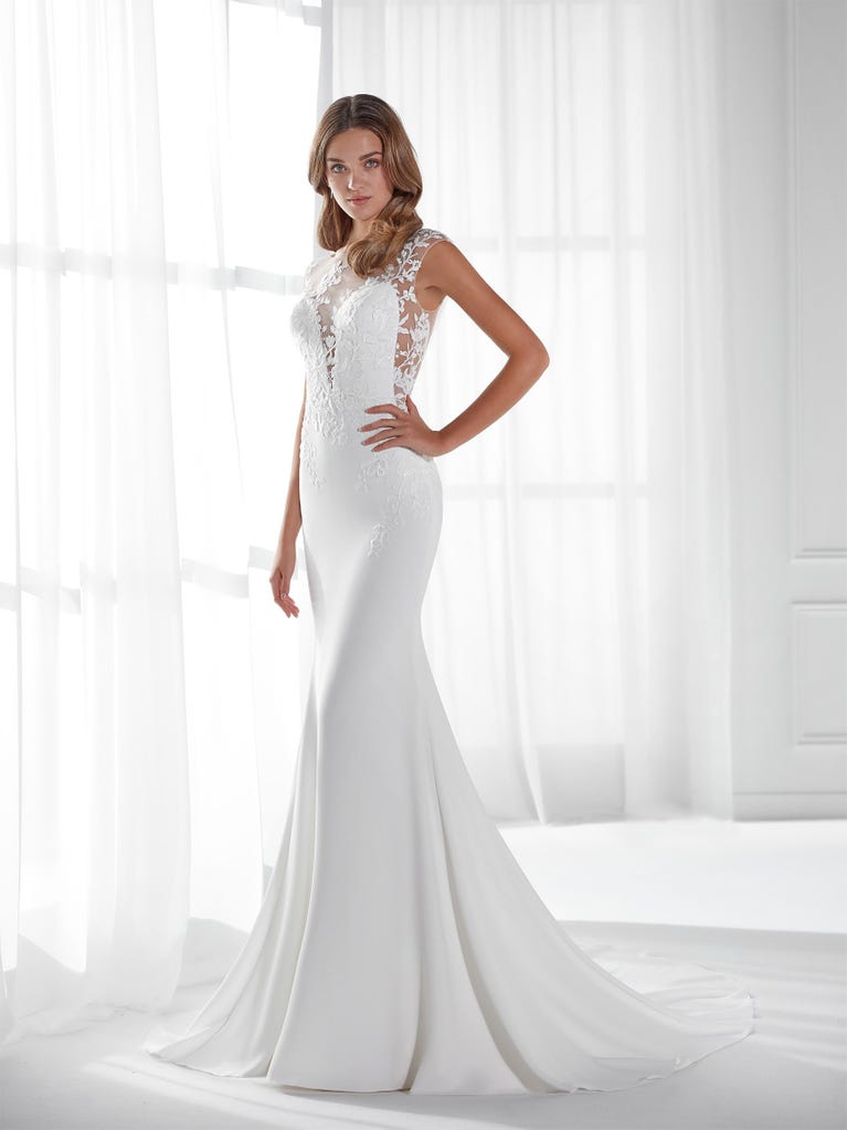 Fit & flare champagne tulle wedding dress with off-white guipure lace floral designs. The rounded neckline with tattoo-effect lace is highlighted with a refined, romantic 3D flower on the shoulder.
