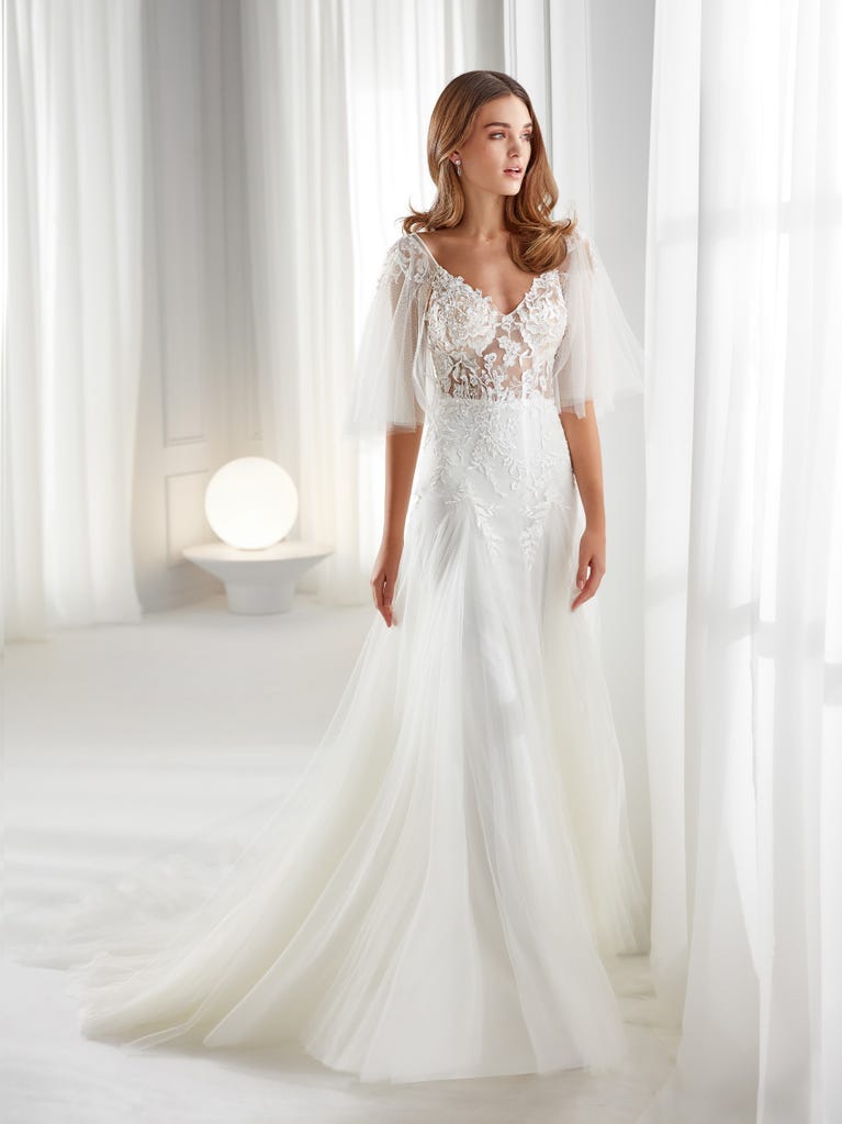 Sofisticado vestido en mikado con la sobrefalda más fabulosa en voile de tul y encaje macro. ¡La magia de la elegancia!