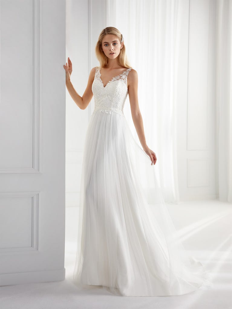 Sofisticado vestido en mikado con la sobrefalda más fabulosa en voile de tul y encaje macro. ¡La magia de la elegancia!