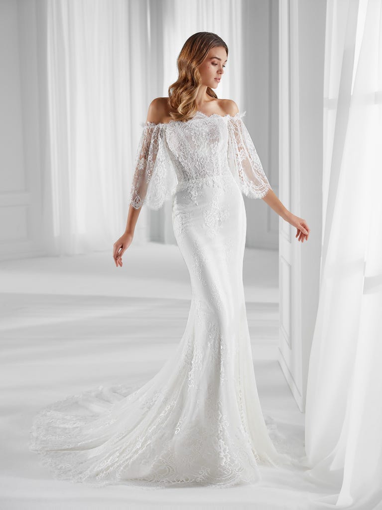 Fit & flare champagne tulle wedding dress with off-white guipure lace floral designs. The rounded neckline with tattoo-effect lace is highlighted with a refined, romantic 3D flower on the shoulder.