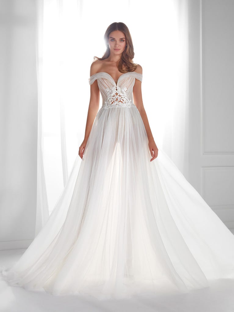 Sofisticado vestido en mikado con la sobrefalda más fabulosa en voile de tul y encaje macro. ¡La magia de la elegancia!