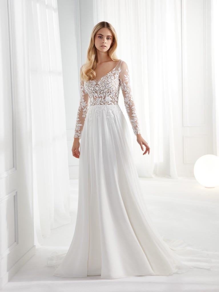 Sofisticado vestido en mikado con la sobrefalda más fabulosa en voile de tul y encaje macro. ¡La magia de la elegancia!