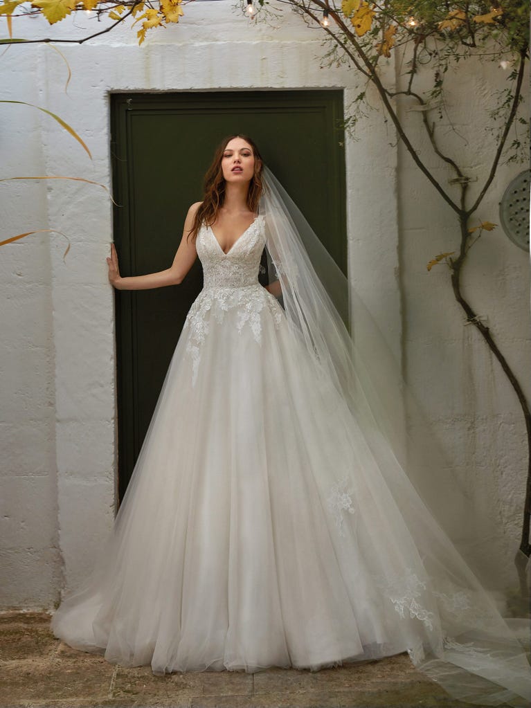 Tulle wedding dress with sleeveless bodice and sweetheart neckline. The embroidered lace creates a fabulous 3D effect, and the removable sleeves will look perfect during the ceremony.