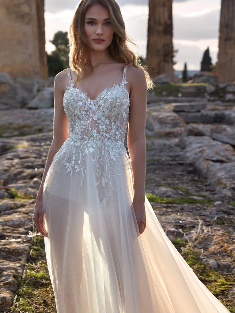 Sofisticado vestido en mikado con la sobrefalda más fabulosa en voile de tul y encaje macro. ¡La magia de la elegancia!