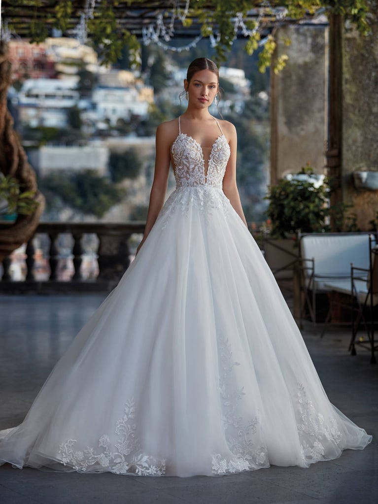 Tulle wedding dress with sleeveless bodice and sweetheart neckline. The embroidered lace creates a fabulous 3D effect, and the removable sleeves will look perfect during the ceremony.