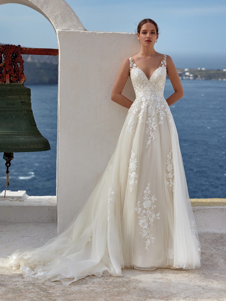 Tulle wedding dress with sleeveless bodice and sweetheart neckline. The embroidered lace creates a fabulous 3D effect, and the removable sleeves will look perfect during the ceremony.