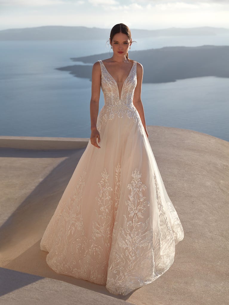 Sofisticado vestido en mikado con la sobrefalda más fabulosa en voile de tul y encaje macro. ¡La magia de la elegancia!